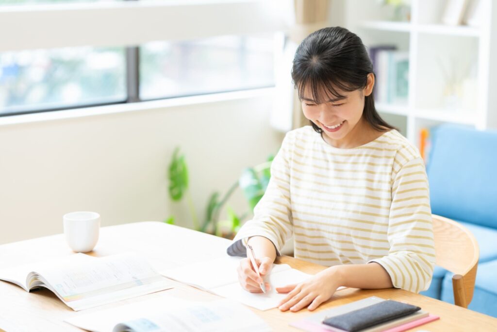 中卒から保育士になるには?2つのルートと勉強方法を解説